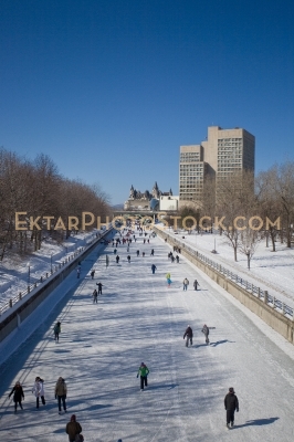 Winterlude skating on Rideau canal view on Chateau Lauries verti